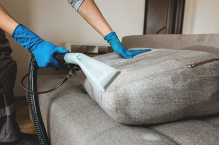 Procéder au nettoyage d’un canapé en tissu avec un nettoyeur vapeur
